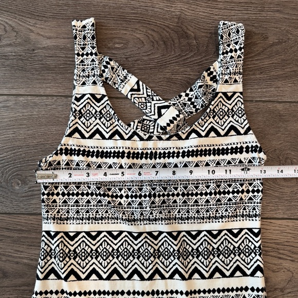 Women’s Black & White Patterned Fitted Sleeveless Dress - Picture 7 of 11